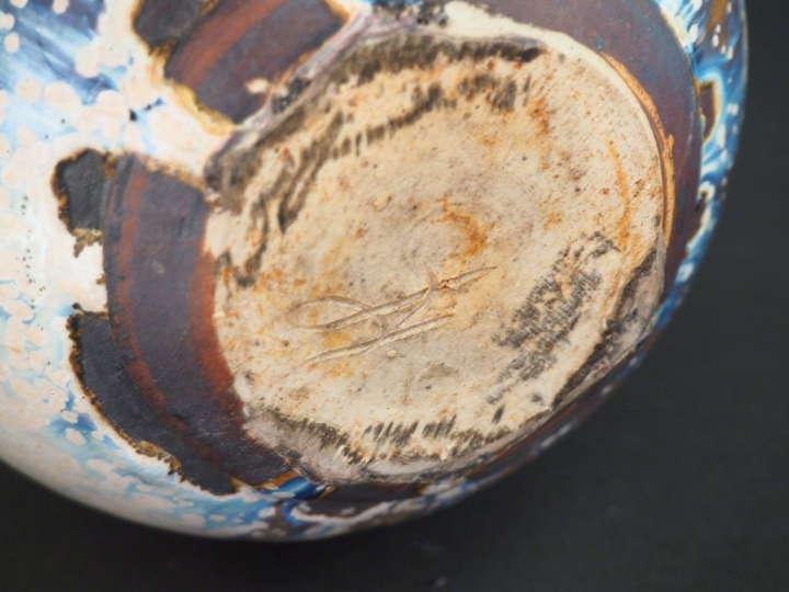 Vase en céramique contemporaine polychrome à l'imitation des poteries 