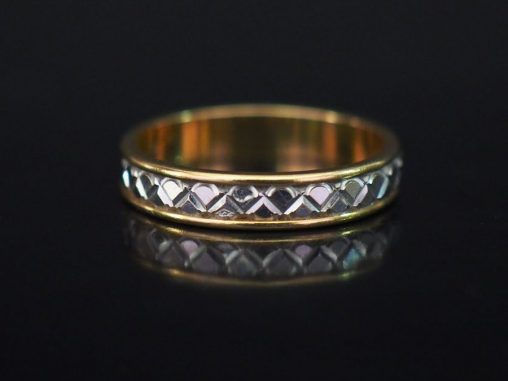 Alliance deux tons d'or, à décor de croisillons. TDD. 57 Poids. 3,71 g