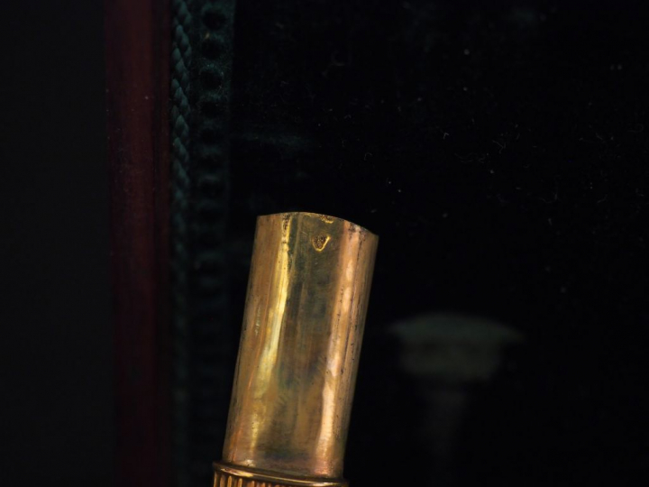 Nécessaire de couture en or jaune. Comprenant :  - un dé à coudre. Poi