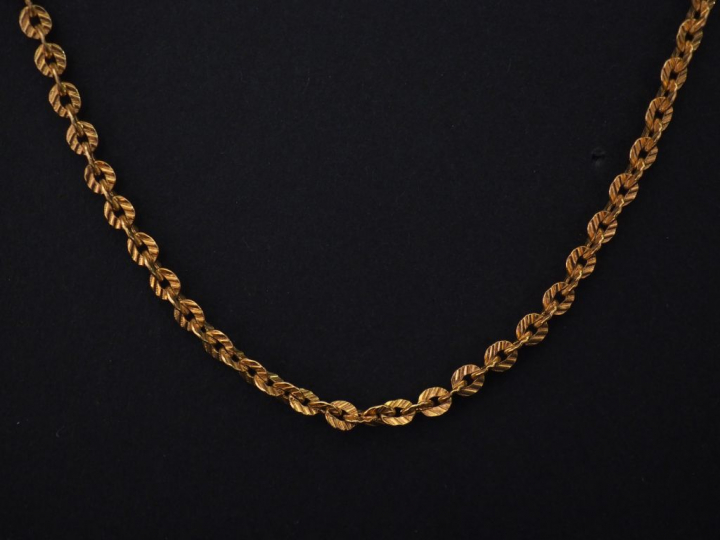Chaine en or jaune, maille forçat gravée. Long. 55 cm Poids. 9,11 g   