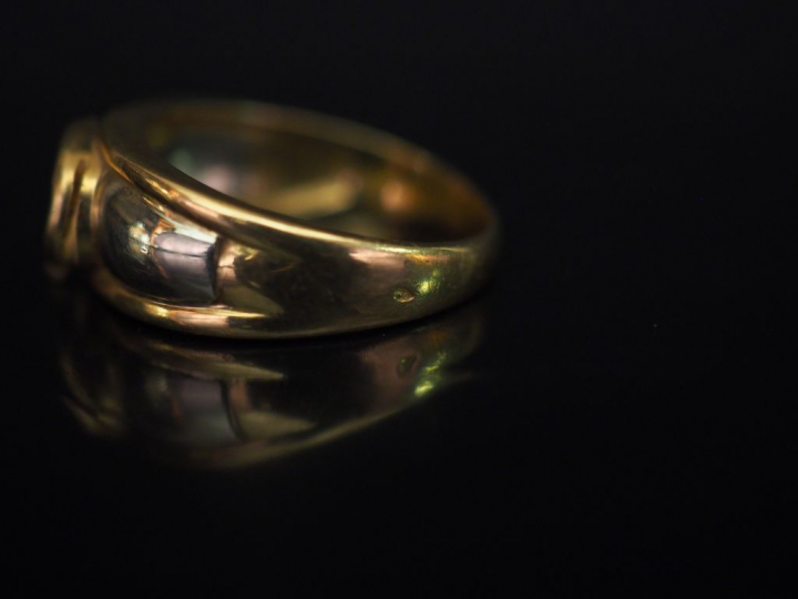 Ensemble comprenant :  - une monture de bague deux tons d'or. TDD. 56 