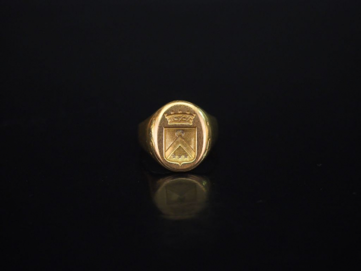 Bague de forme chevalière en or jaune, à décor d'armoiries.  TDD. 49 1