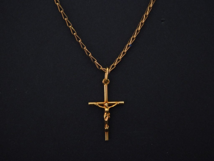 Chaine en or jaune, maille de forme triangulaire, et son pendentif en 