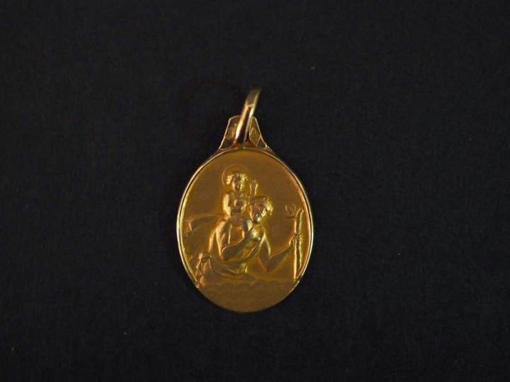 Médaille religieuse ovale en or jaune, figurant Saint Jean-Baptiste po