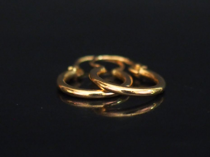 Paire de petites créoles en or jaune. Poids. 0,70 g   