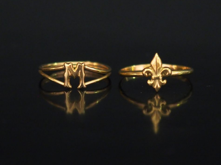 Ensemble comprenant :  - une bague en or jaune, à décor de fleur de ly