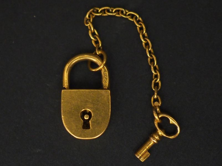 Cadenas et sa clé en or jaune.  H. 1,3 cm Poids. 1,58 g   