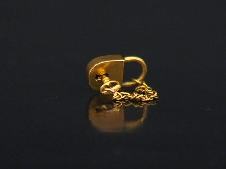 Cadenas et sa clé en or jaune.  H. 1,3 cm Poids. 1,58 g   