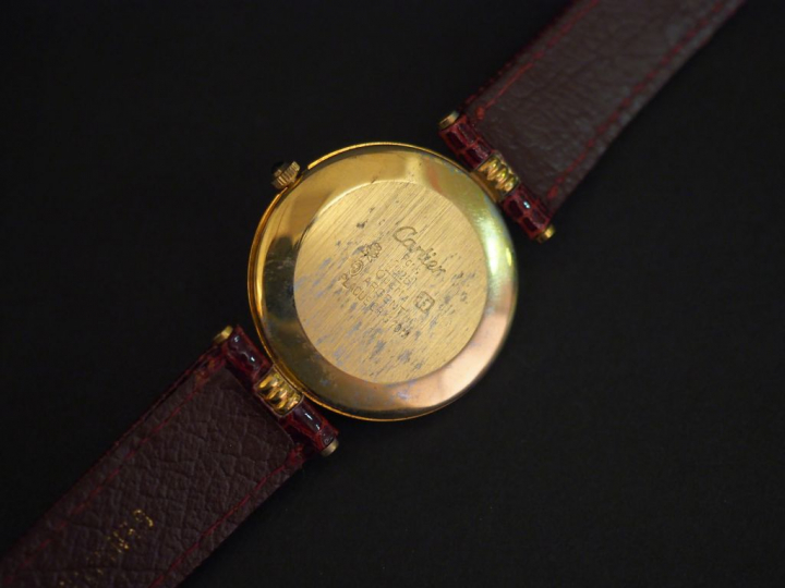 CARTIER, Must Montre bracelet en argent plaqué or.  Cadran à chiffres 