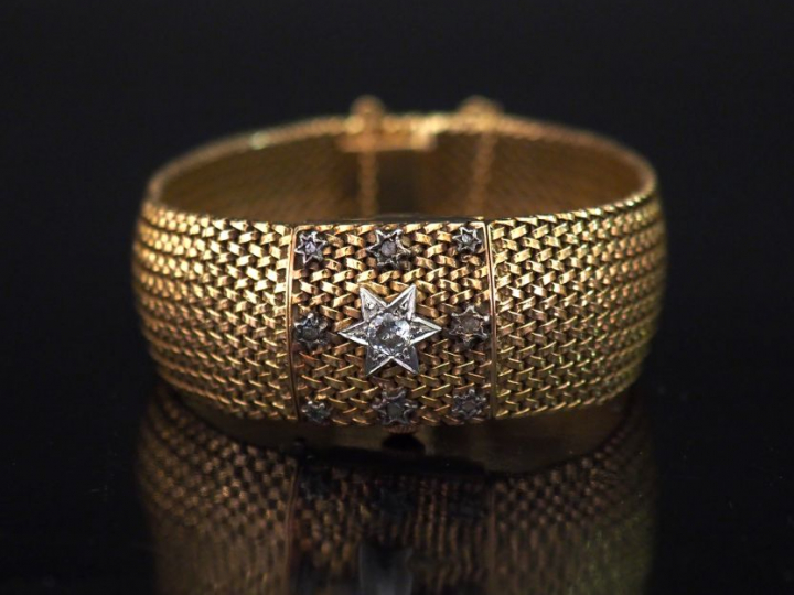 PAX Bracelet montre à secret en or jaune.  Cadran rond à index bâtons 