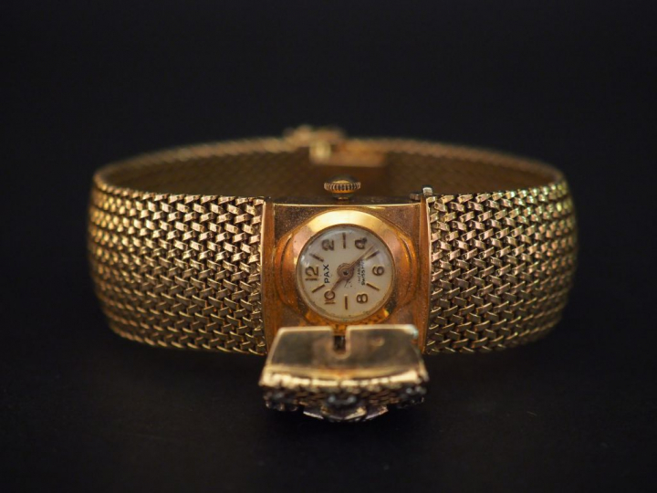 PAX Bracelet montre à secret en or jaune.  Cadran rond à index bâtons 