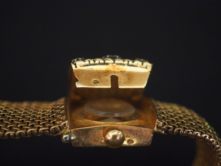 PAX Bracelet montre à secret en or jaune.  Cadran rond à index bâtons 