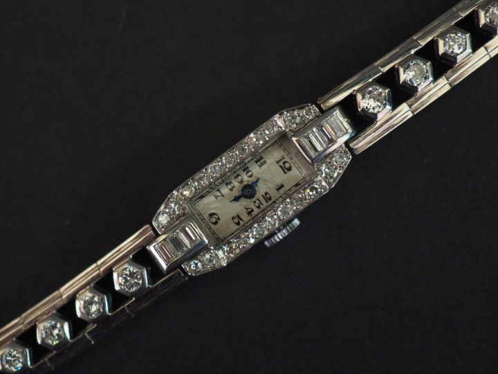 Montre de style Art déco en or blanc et diamants.  Boitier à pans coup