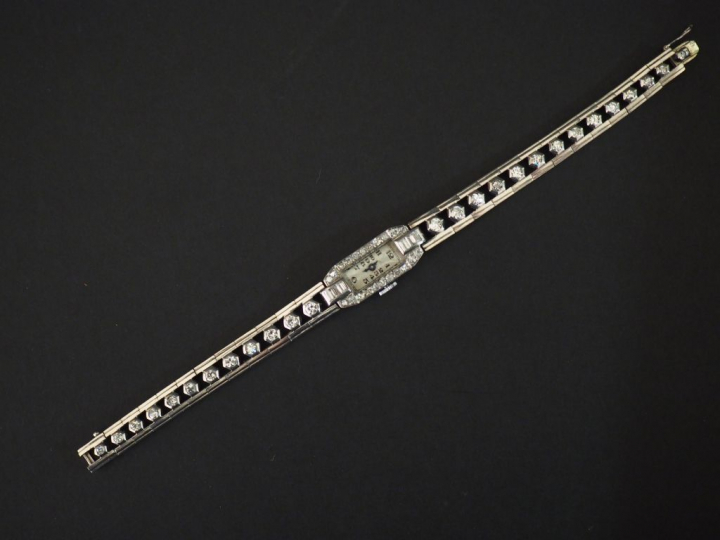 Montre de style Art déco en or blanc et diamants.  Boitier à pans coup