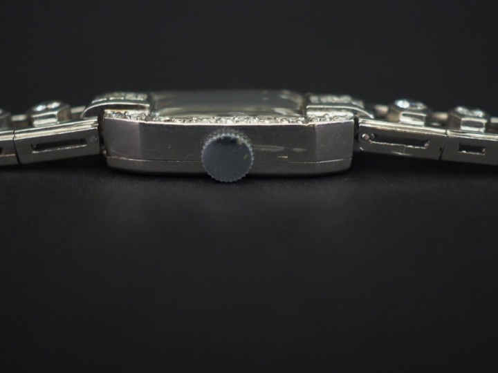 Montre de style Art déco en or blanc et diamants.  Boitier à pans coup