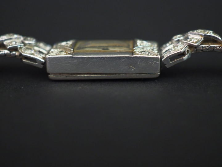 Montre de style Art déco en platine et or blanc, sertie de diamants.  