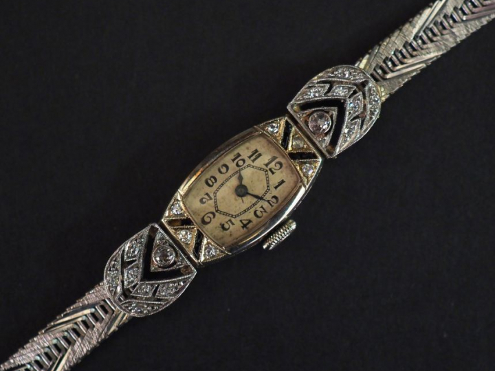 Bracelet montre de style Art déco, boitier et bracelet en or blanc.  B