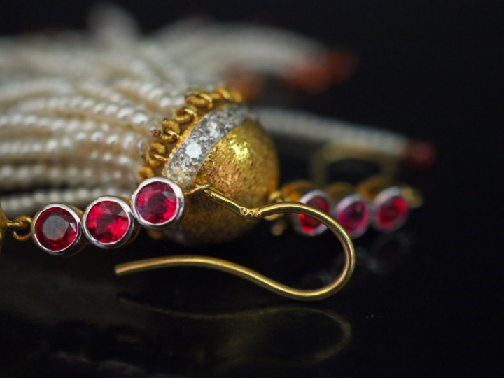 Paire de pendants d'oreilles en forme de pompons en or jaune, diamants