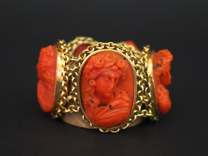 Important bracelet Napoléon III en or jaune, composé de cinq maillons 
