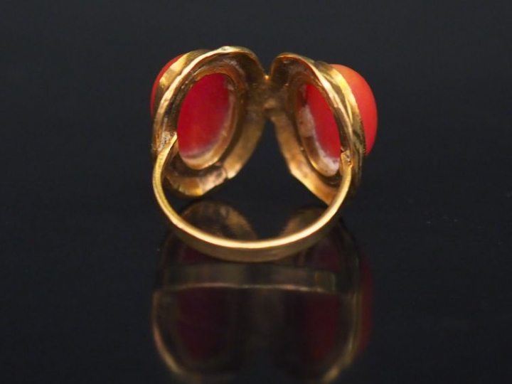 Bague Napoléon III en or jaune, formée de deux médaillons accolés sert