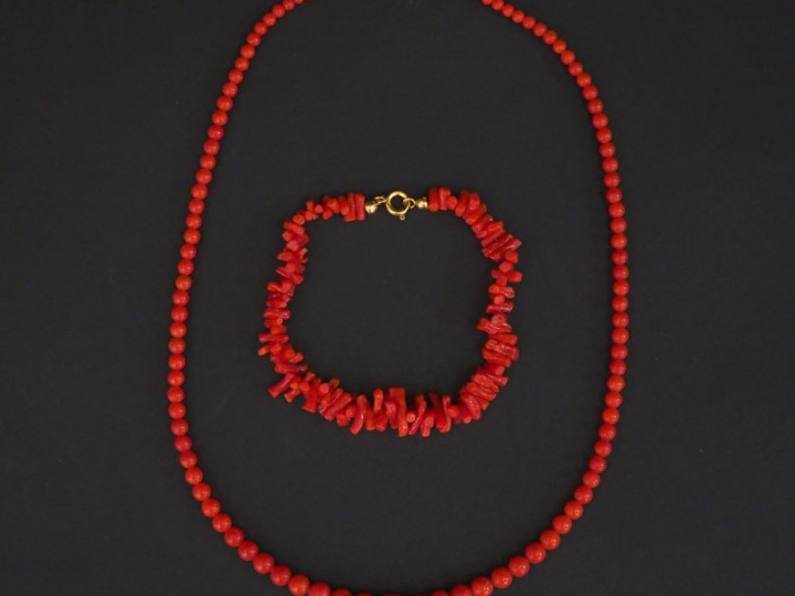 Ensemble comprenant :  - un collier de perles de corail disposées en c