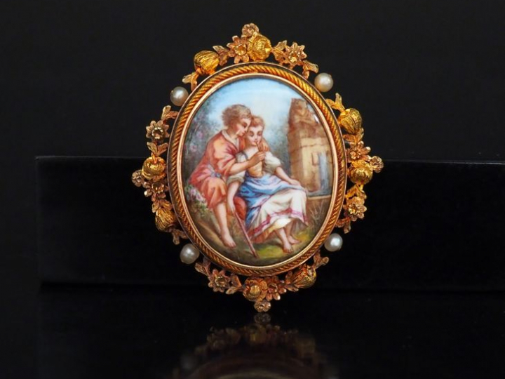 Broche de style Louis XVI en or jaune, sertie en son centre d'une mini