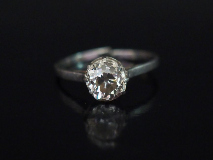 Bague solitaire en or blanc, sertie en son centre d'un diamant taille 