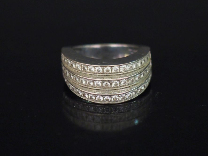 Bague de forme stylisée en or blanc, composée de trois anneaux accolés