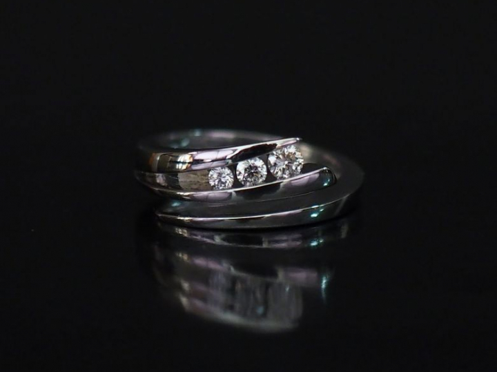 GAREL Bague "Trilogy" en or blanc, sertie d'une ligne de trois petits 