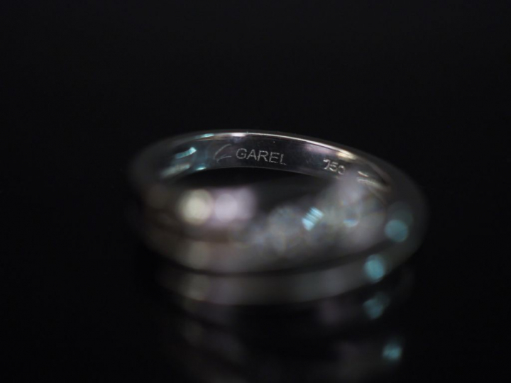 GAREL Bague "Trilogy" en or blanc, sertie d'une ligne de trois petits 