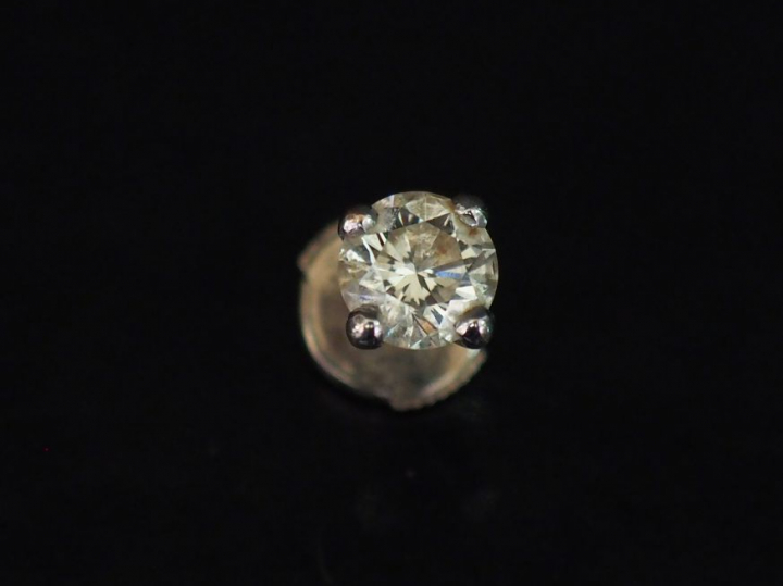 Puce d'oreille en or blanc, sertie en son centre d'un diamant de 0,5 c