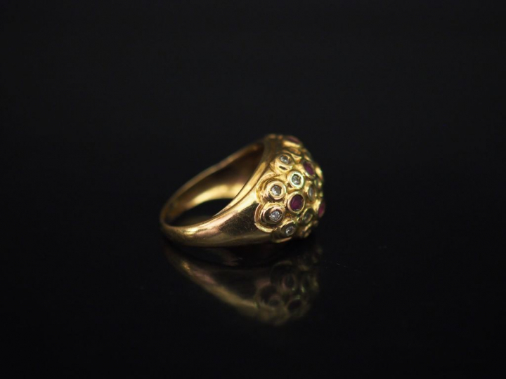 Bague dôme en or jaune, serti d'un pavage de diamants et de pierres ro