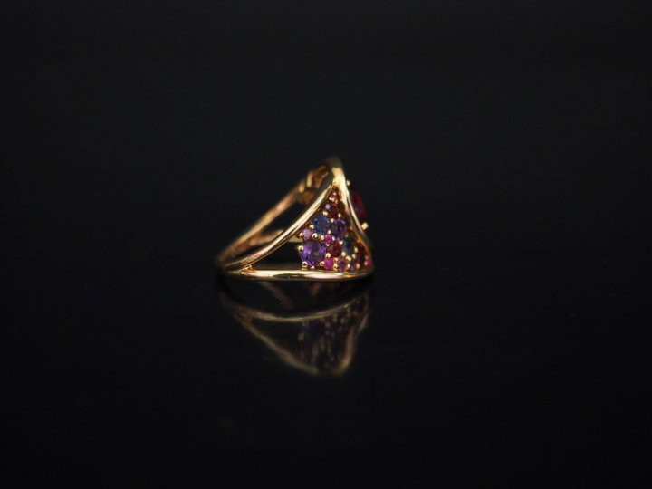 ISABELLE LANGLOIS Bague de forme stylisée en or rose, sertie de pierre