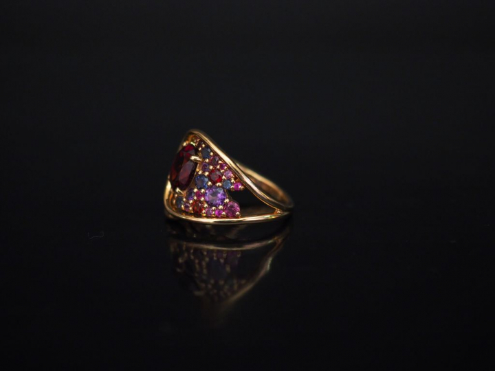 ISABELLE LANGLOIS Bague de forme stylisée en or rose, sertie de pierre