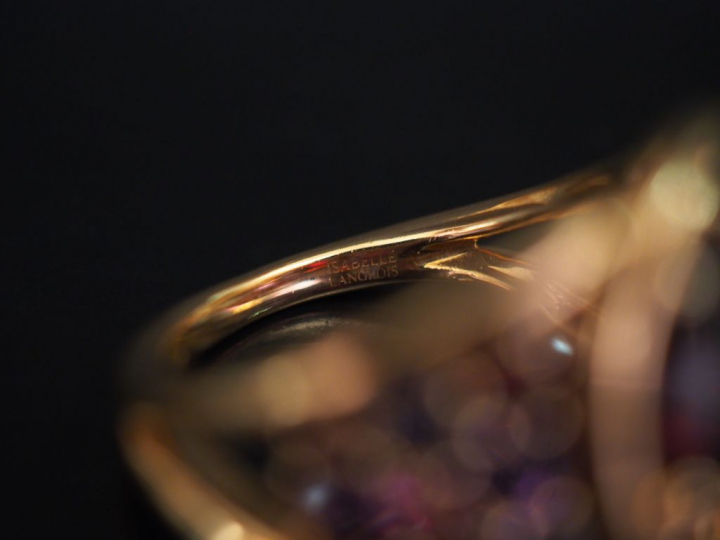 ISABELLE LANGLOIS Bague de forme stylisée en or rose, sertie de pierre