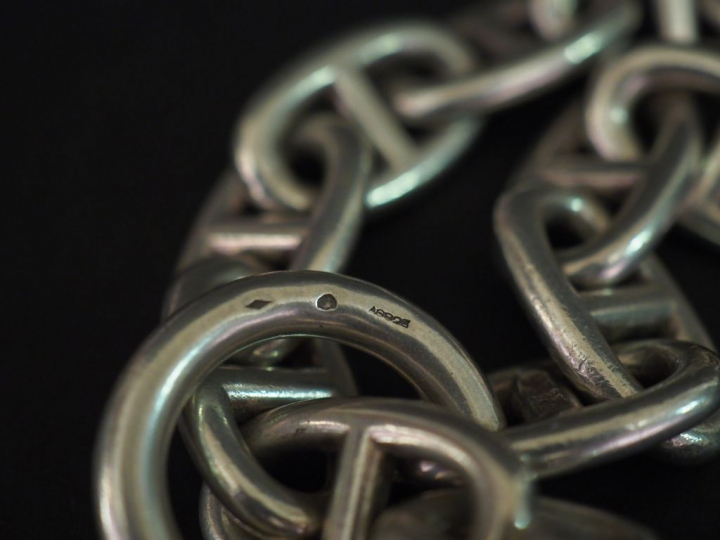 HERMES Bracelet articulé en argent, maille marine.  Signé. Long. 23,5 