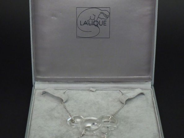 LALIQUE Collier en argent, maille forçat, orné d'un pendentif en crist
