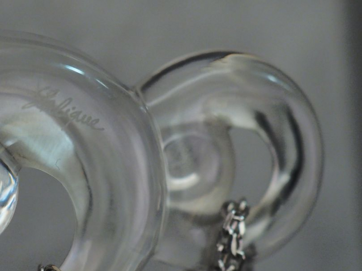 LALIQUE Collier en argent, maille forçat, orné d'un pendentif en crist