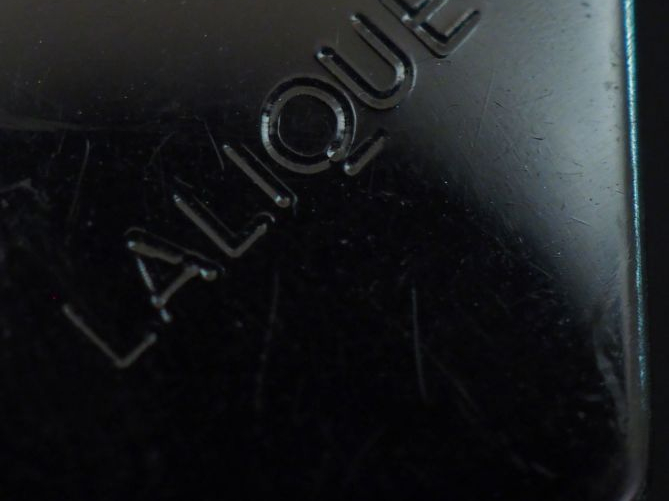 LALIQUE Broche en forme de losange en verre noir centrée d'un motif de