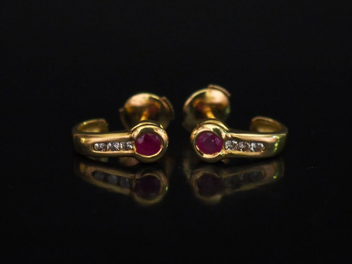 Paire de perce-oreilles en or jaune, sertis d'une pierre rose et d'une