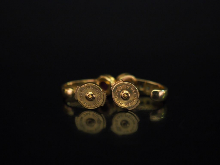 Paire de perce-oreilles en or jaune, sertis d'une pierre rose et d'une