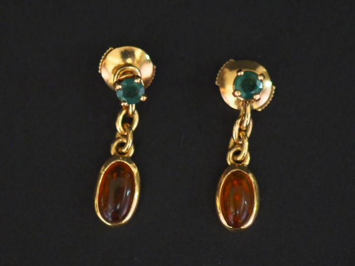 Paire de perce-oreilles en or jaune, sertis d'une pierre verte agrémen