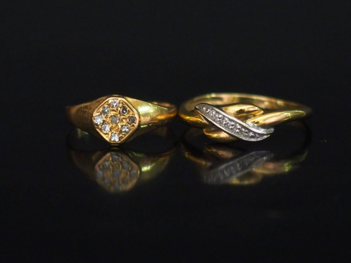 Ensemble comprenant :  - une petite bague de forme chevalière en or ja