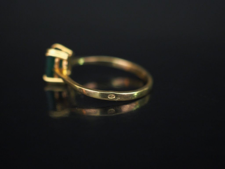 Bague en or jaune, sertie en son centre d'une émeraude. TDD. 55 1/2 Po