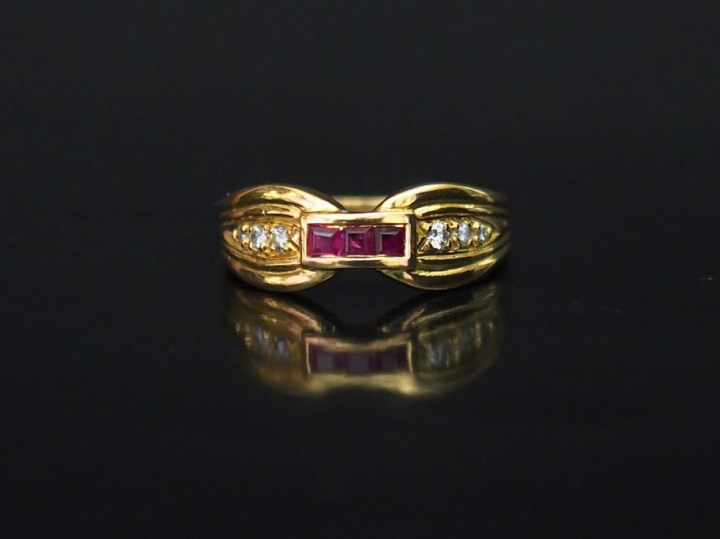 Bague nœud en or jaune, sertie en son centre de trois pierres roses ca
