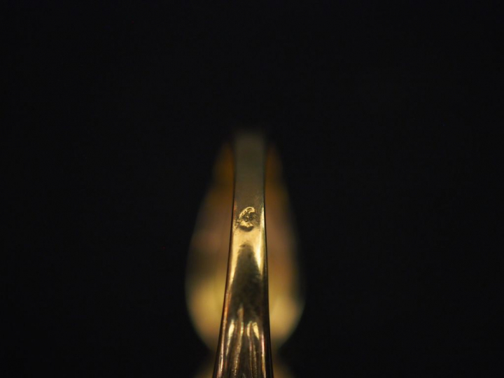 Bague nœud en or jaune, sertie en son centre de trois pierres roses ca