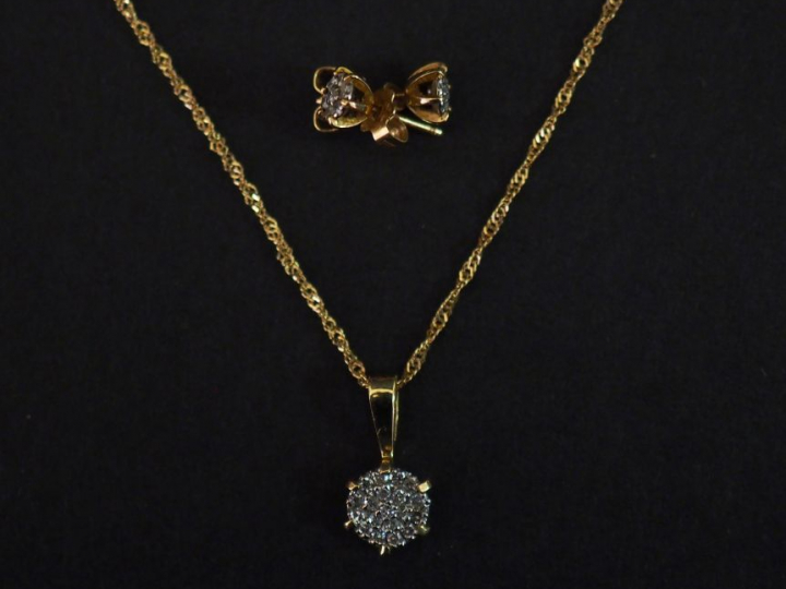 Parure en or jaune et pavage de petits diamants. Comprenant :  - un pe