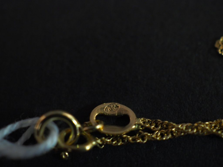 Parure en or jaune et pavage de petits diamants. Comprenant :  - un pe