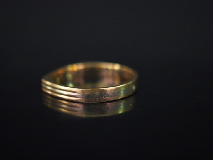 Bague trois tons d'or sertie d'un petit diamant.  TDD. 56 Poids tel. 3