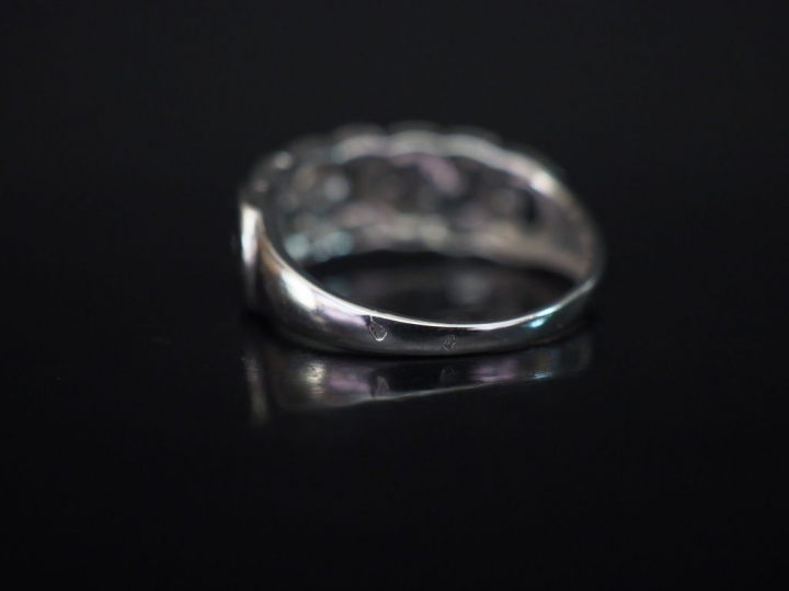 Bague en or blanc, maille gourmette, agrémentée de petits diamants.  T